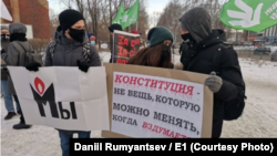 Митингующие в Екатеринбурге собрались в парке имени 50 лет ВЛКСМ, фото: Даниил Румянцев / Е1.RU