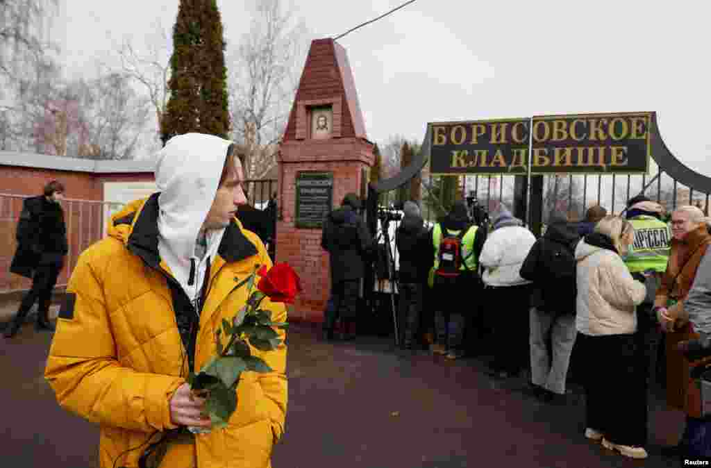 Вдова оппозиционера Юлия Навальная опубликовала прощальное слово, в котором поблагодарила Алексея Навального за &quot;26 лет абсолютного счастья&quot;. &quot;Леша, спасибо тебе за 26 лет абсолютного счастья. Да, даже за три последних года счастья. За любовь, за то, что всегда поддерживал, за то, что смешил даже из тюрьмы, за то, что ты обо мне всегда думал. Я не знаю, как жить без тебя, но я постараюсь так, чтобы ты там, наверху, радовался за меня и гордился мной. Я не знаю, справлюсь или нет, но я буду стараться&quot;, &ndash; написала она.