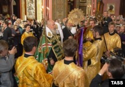 Патриарх московский и всея Руси Алексий Второй (на снимке в центре) во время богослужения в кафедральном соборе Александра Невского в Таллинне, 26. сентября 2003, фото ИТАР-ТАСС