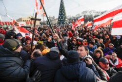 Стычка милиционеров в штатском с протестующими на Октябрьской площади в Минске, 7 декабря 2019. Фото: AP