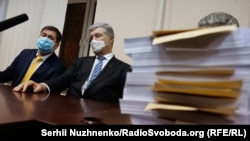 Петр Порошенко (справа) и его адвокат Илья Новиков в суде Киева 17 января 2021 года. Фото: RFE/RL