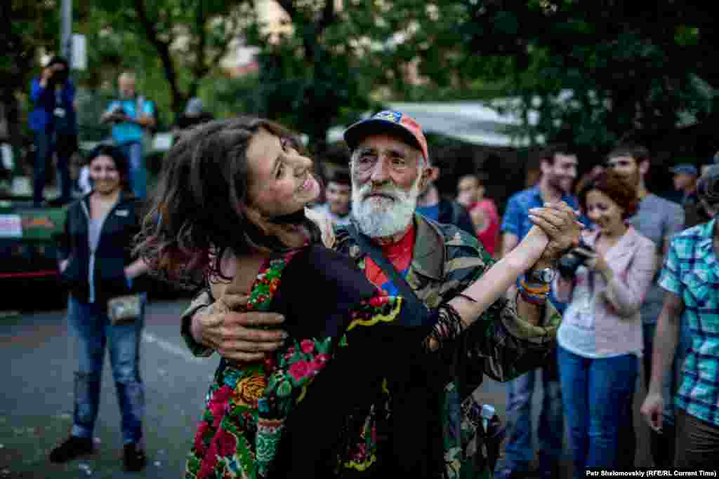 На демонстрации царит приподнятое настроение: люди занимаются спортом, танцуют и едят мороженое Фото от 27 июня с проспекта Баграмяна