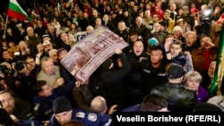 Акция протеста возле Национального театра Болгарии в Софии против спектакля "Оружие и человек" в постановке Джона Малковича, 7 ноября.