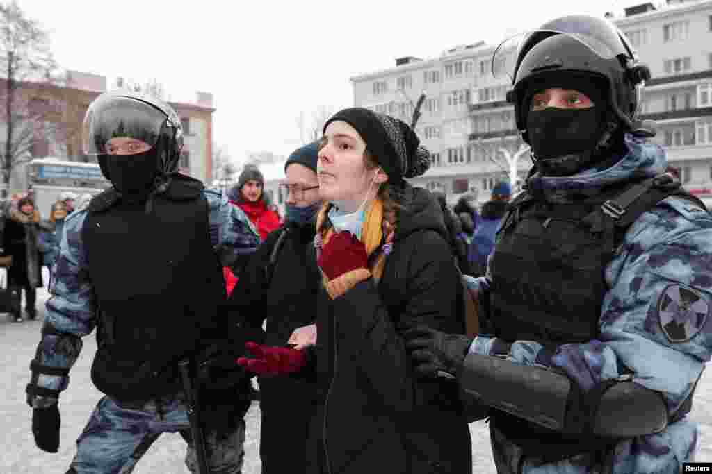 В Москве начались жесткие задержания. В автозаки образовались очереди, сообщает корреспондент Настоящего Времени. По данным на 23:59 мск, всего по России задержали более 5,1&nbsp;тысячи человек